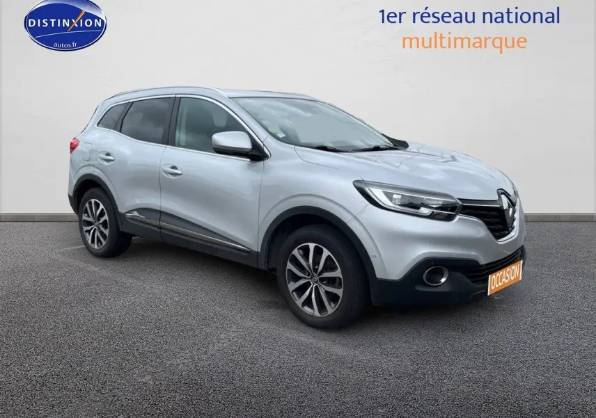Renault Kadjar gris platine en 3/4 avant droit, avec jantes alu et calandre noire distinctive.