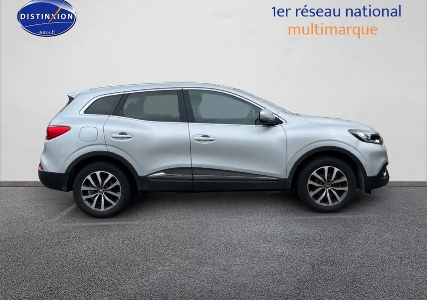 Profil droit d’un Renault Kadjar gris platine 2018 avec jantes alu et vitres teintées sur fond neutre.