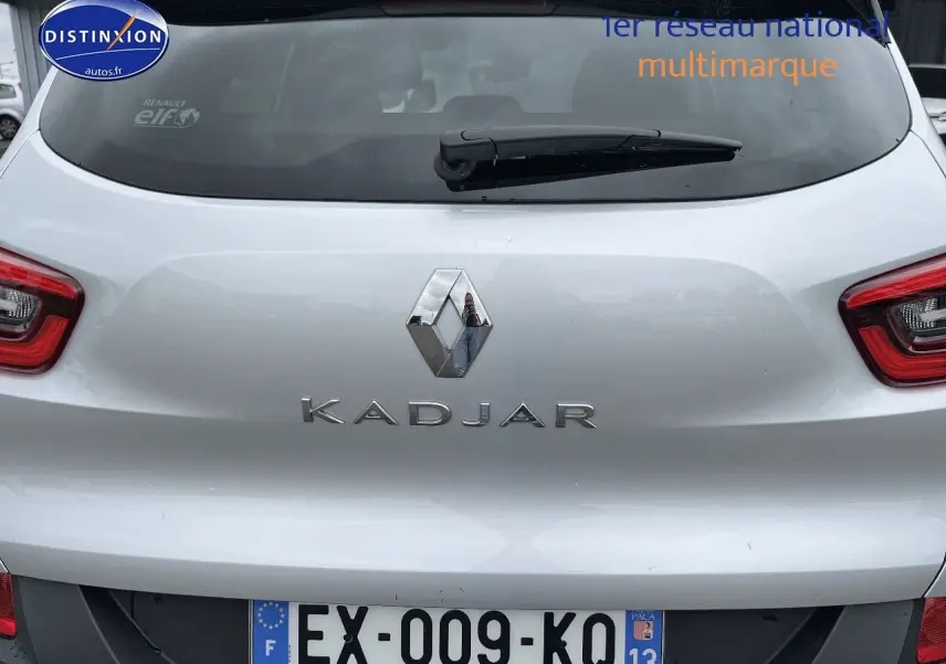 Vue arrière rapprochée d’un Renault Kadjar gris platine avec logo et plaque d’immatriculation française visible.