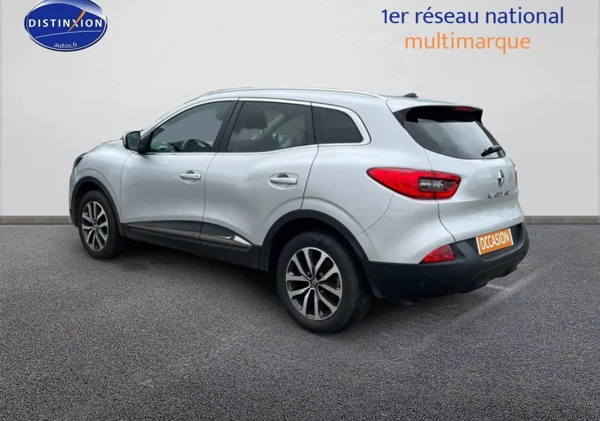 Vue 3/4 arrière droite d'un Renault Kadjar gris platine avec jantes alu et vitres teintées sur fond neutre.