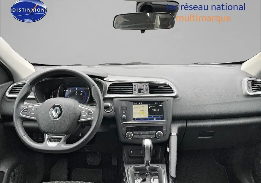 Vue intérieure frontale du tableau de bord et volant cuir multifonction du Renault Kadjar gris Platine de 2018.