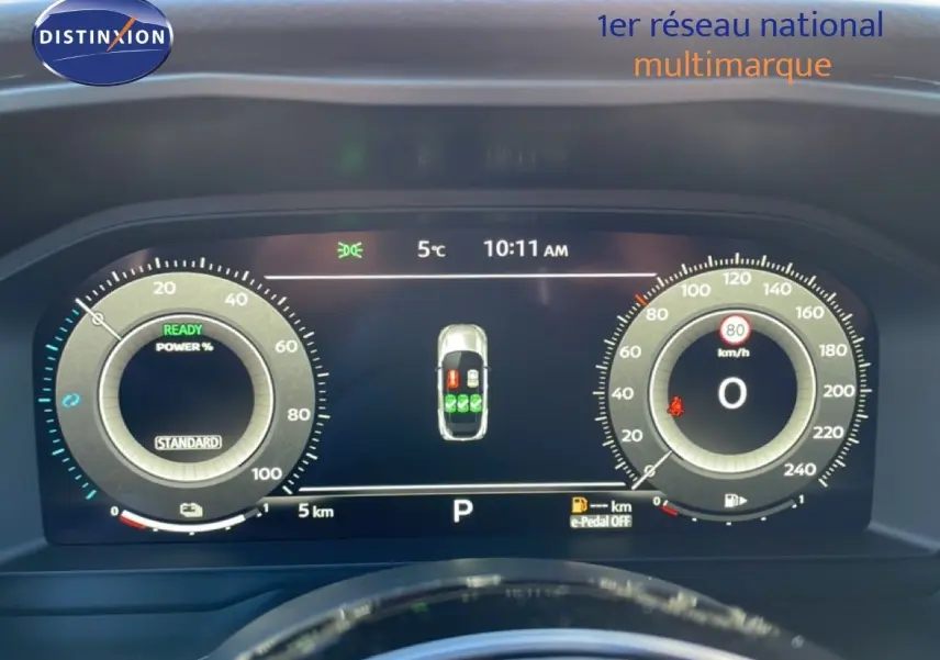 Tableau de bord numérique du Nissan Qashqai 1.5 E-POWER 205CH N-CONNECTA affichant vitesse, autonomie et indicateurs, vue frontale rapprochée.