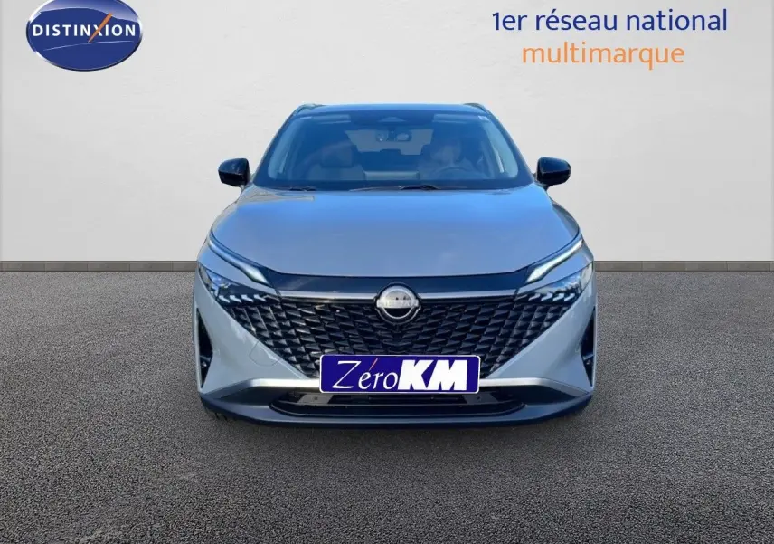 Vue de face du Nissan Qashqai 1.5 E-POWER 205CH N-Connecta en gris argile métal avec calandre noire distinctive.
