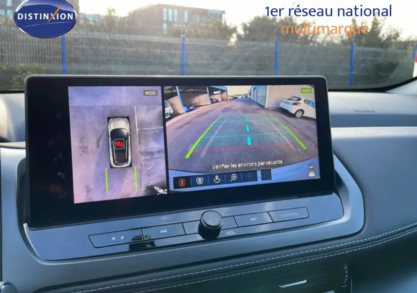 Écran central du Nissan Qashqai 2025 gris argile, affichant la caméra de recul et la vue 360° en stationnement.