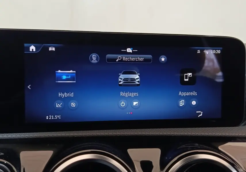 Écran tactile central de la Mercedes Classe A 250 e Business Line 2023 affichant les menus Hybrid, Réglages et Appareils.