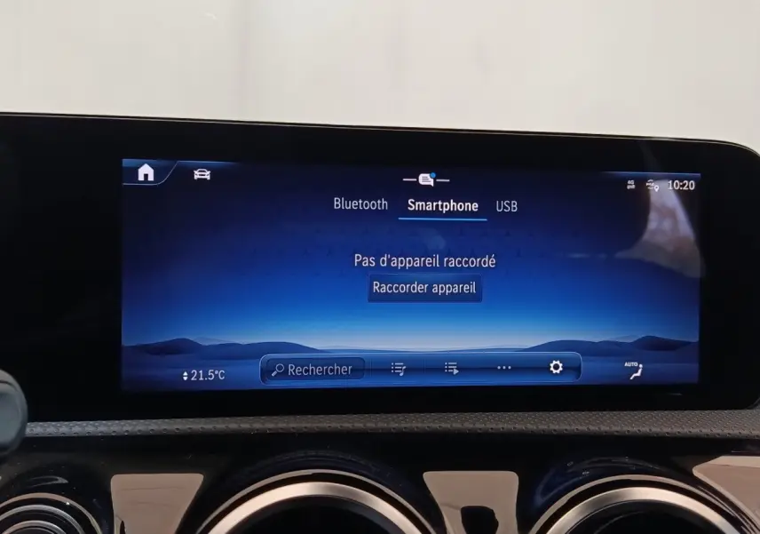 Écran tactile central de 10,25 pouces du tableau de bord d’une Mercedes Classe A gris clair, affichage multimédia smartphone.