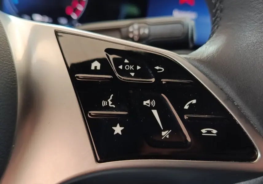 Gros plan sur les commandes tactiles du volant alu-cuir de la Mercedes Classe A 250 e Business Line 2023.