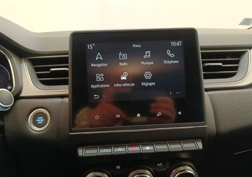 Vue intérieure centrée sur l’écran tactile du tableau de bord du Renault Captur Intens E-TECH 2021.