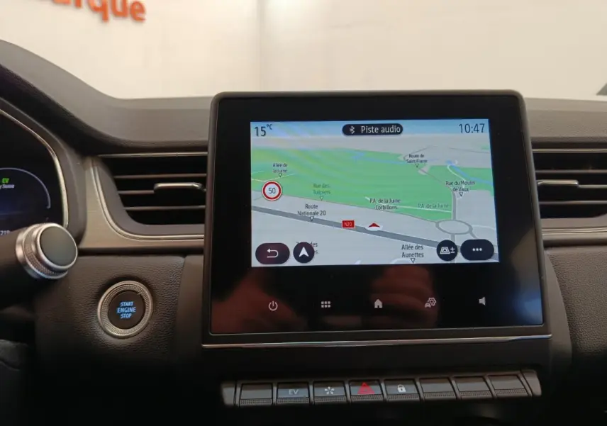 Écran tactile central du tableau de bord du Renault Captur Intens E-TECH 2021 affichant la navigation GPS.