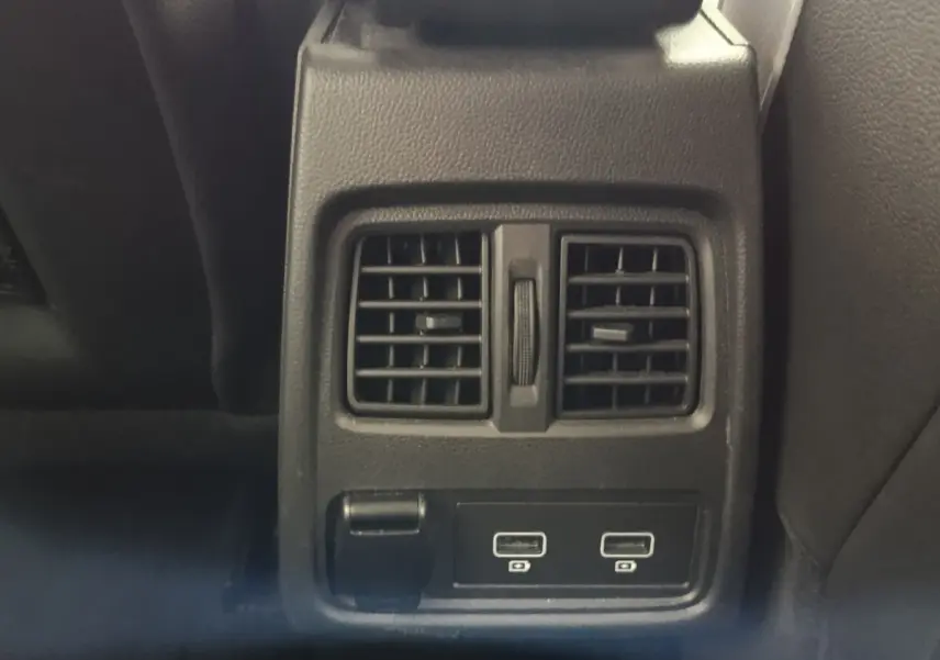 Vue rapprochée des aérateurs arrière et des ports USB du Renault Captur Intens E-TECH gris clair de 2021.