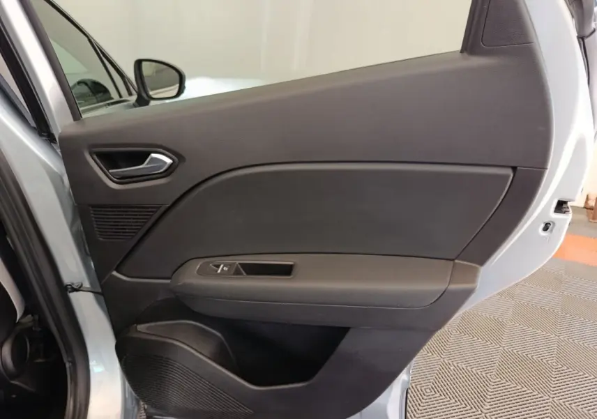 Vue côté gauche sur la porte arrière grise claire du Renault Captur Intens E-TECH Plug-in 160 avec habillage intérieur noir.