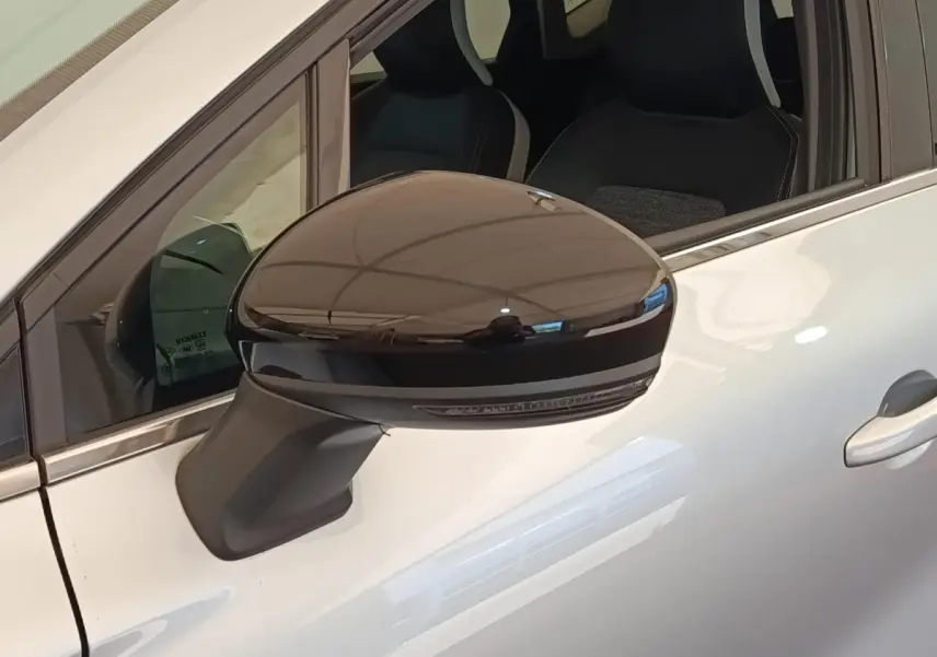 Rétroviseur noir brillant côté conducteur du Renault Captur gris clair Intens E-TECH Plug-in 2021, vue rapprochée.