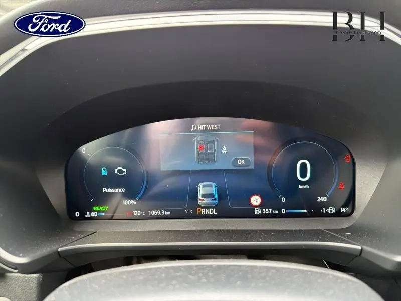Vue du tableau de bord numérique du Ford Kuga 2026, affichage multifonction avec indicateurs de vitesse et énergie.