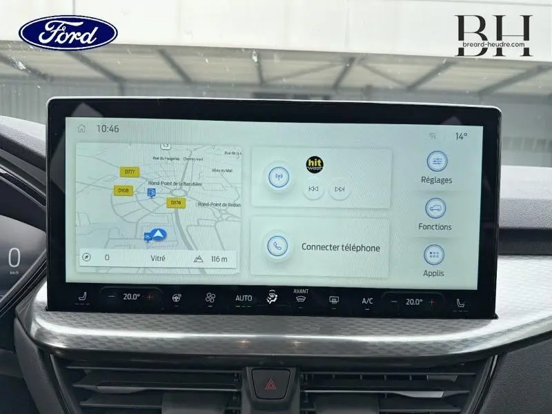 Écran tactile central du Ford Kuga 2026 affichant GPS et commandes multimédia dans un intérieur moderne.