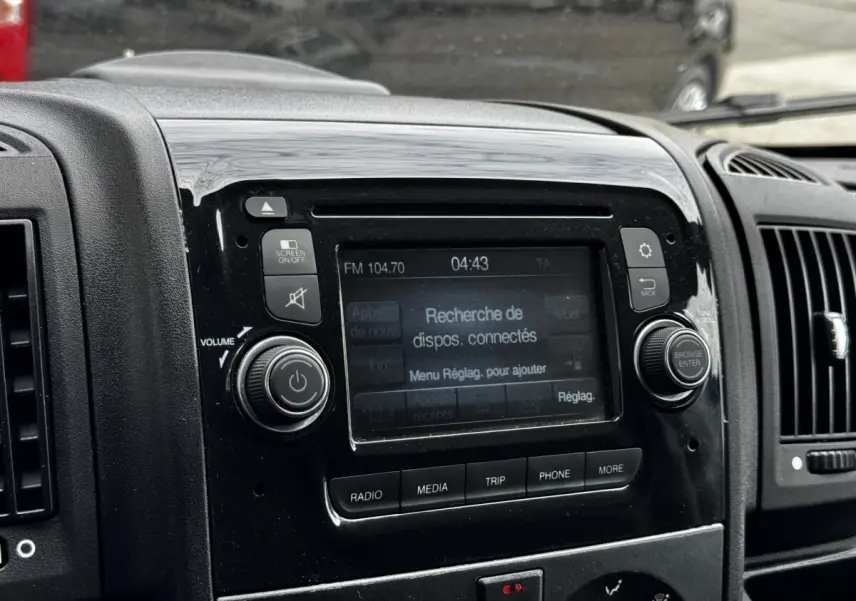 Vue rapprochée du tableau de bord noir du Citroën Jumper 2019 avec écran tactile et commandes multimédias visibles.