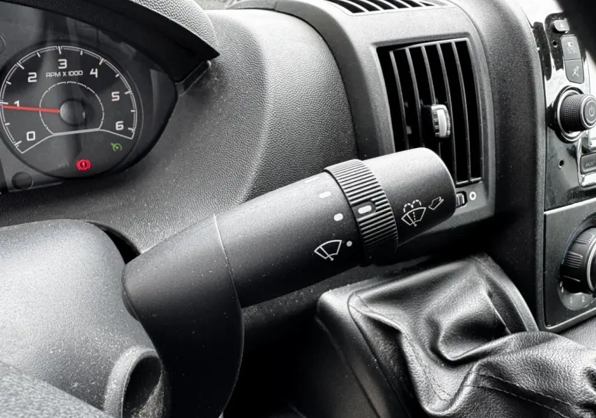 Gros plan sur la commande d’essuie-glace côté gauche du tableau de bord noir du Citroën Jumper blanc de 2019.