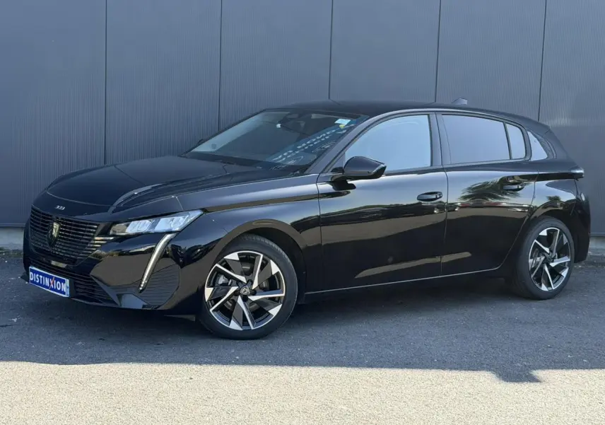 Peugeot 308 Hybrid noir Perla en 3/4 avant droit, avec jantes alliage 17'' et feux LED distinctifs.