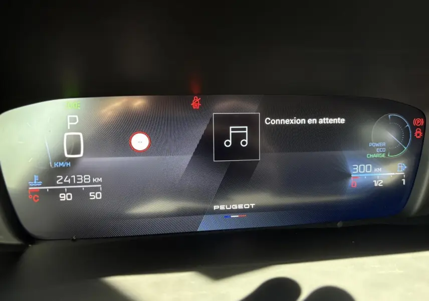 Combiné numérique 10 pouces de Peugeot 308 Hybrid 2025 affichant 24 138 km et mode parking activé.
