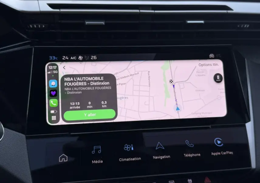 Écran tactile central de navigation dans l’habitacle d’une Peugeot 308 Hybrid 2025, vue de face.