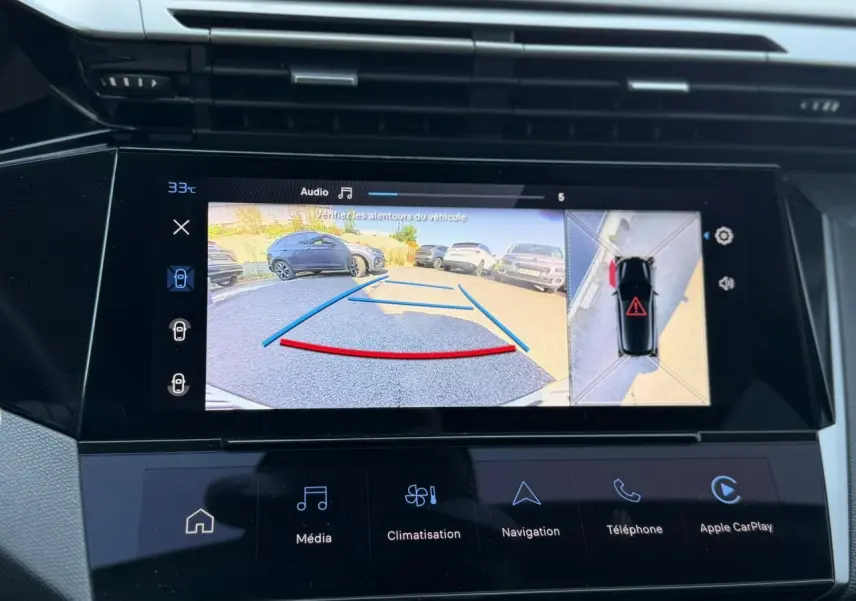 Écran tactile intérieur montrant la caméra de recul et la vue 360° du Peugeot 308 Hybrid noir Perla.