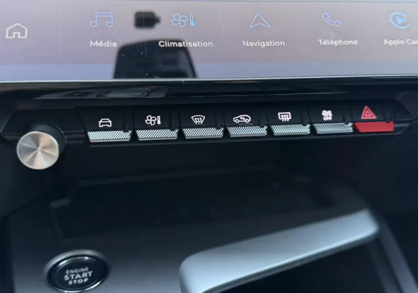 Vue rapprochée de la console centrale avec commandes tactiles et bouton start/stop du Peugeot 308 Hybrid 2025 noir Perla.