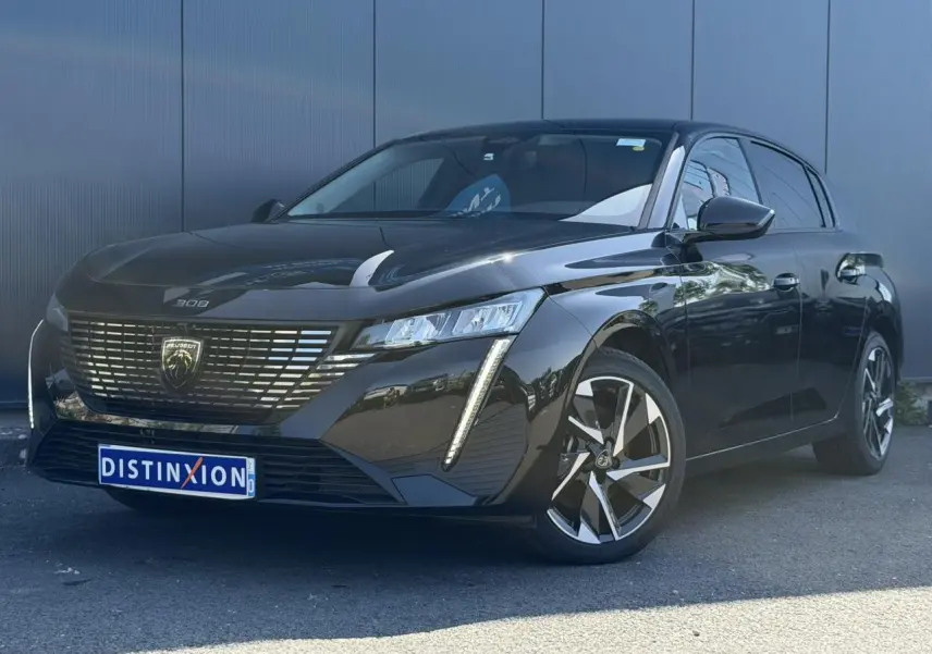 Peugeot 308 Hybrid 145 noir Perla vue 3/4 avant droit, avec jantes alliage et calandre distinctive.