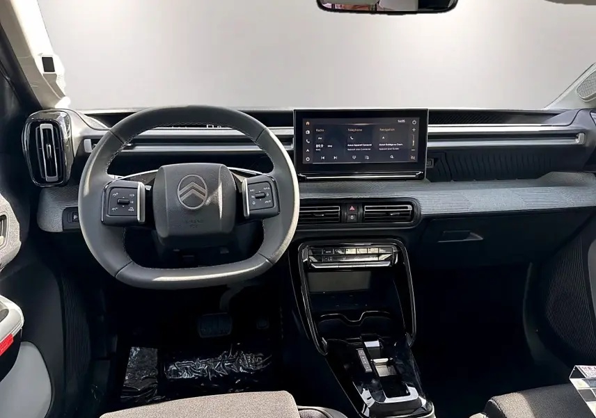 Vue frontale de l’habitacle du Citroën C3 Aircross 2026, tableau de bord noir avec écran tactile central.