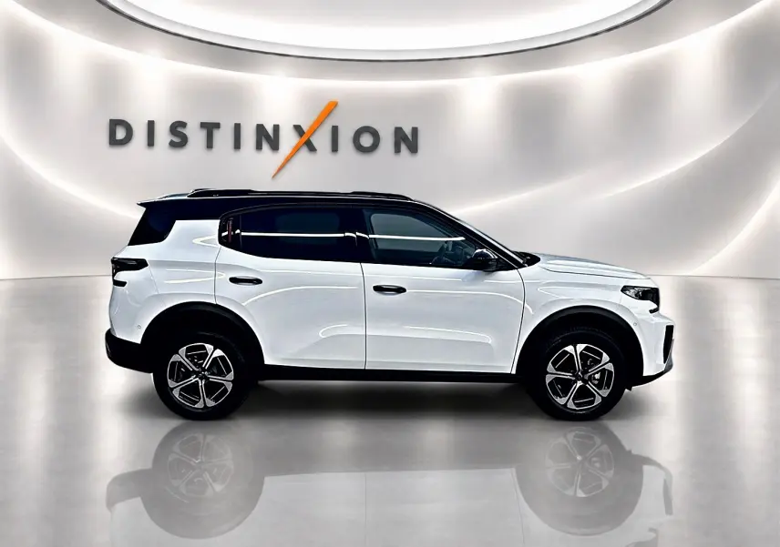Citroën C3 Aircross blanc vue de profil côté gauche dans un studio avec toit noir et jantes alu distinctives.