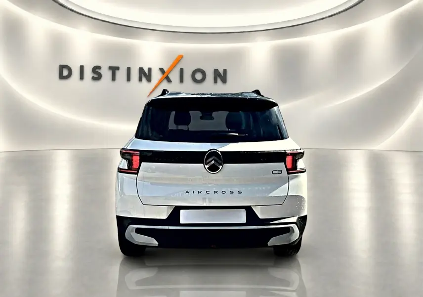 Vue arrière d'un Citroën C3 Aircross blanc 2026 avec toit noir et feux arrière LED distinctifs.