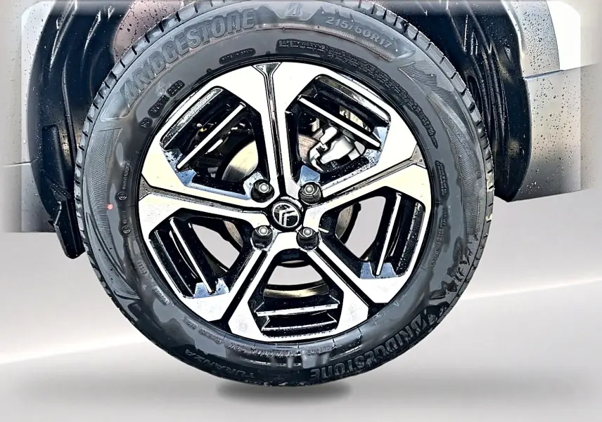 Gros plan sur la jante alu bicolore noire et argent du côté gauche d’un Citroën C3 Aircross blanc 2026.