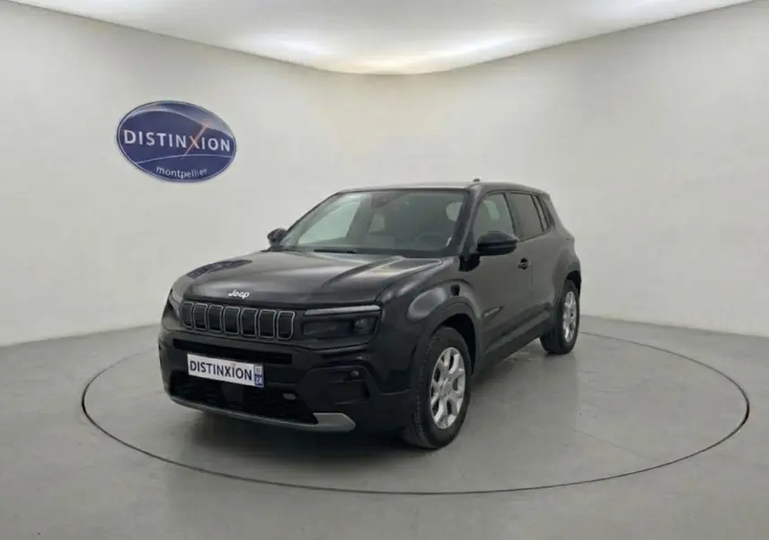 Jeep Avenger électrique noir en 3/4 avant droit dans un studio avec fond clair et plaque Distinxion.