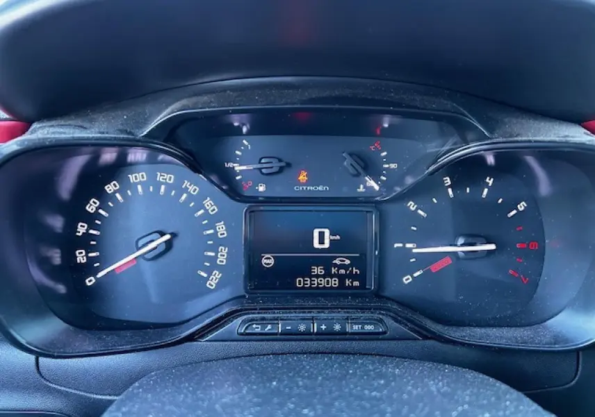 Tableau de bord de Citroën C3 gris foncé, affichage numérique et compteurs analogiques vus de face.