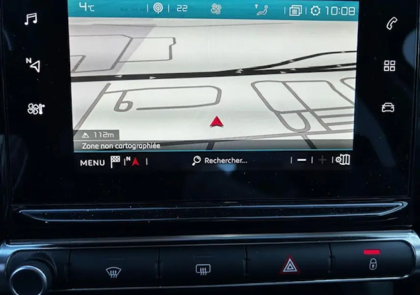 Écran tactile 7 pouces du système CITROËN Connect Nav affichant une carte de navigation dans une C3 gris foncé.