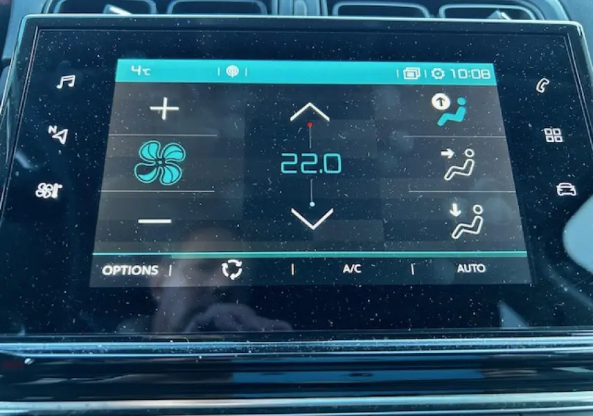 Écran tactile 7 pouces du système CITROËN Connect Nav affichant la climatisation à 22°C dans une C3 gris foncé.