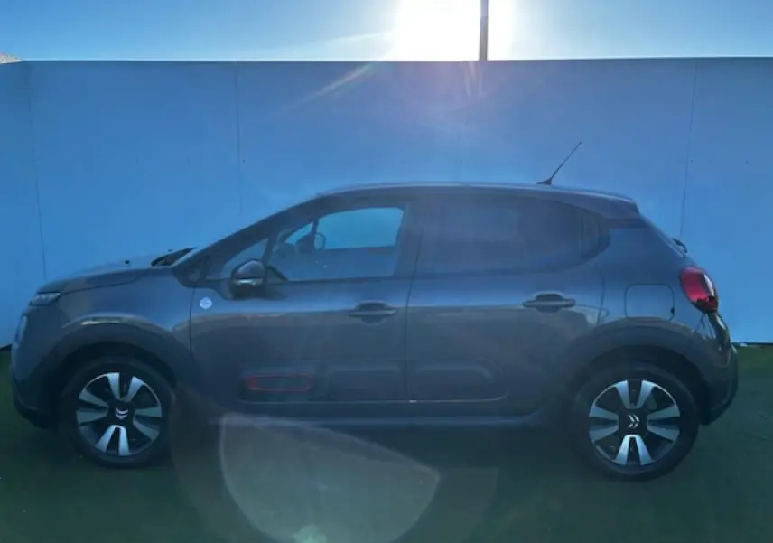 Profil côté gauche d'une Citroën C3 gris foncé 2021 avec jantes alliage et protections latérales spécifiques C-Series.