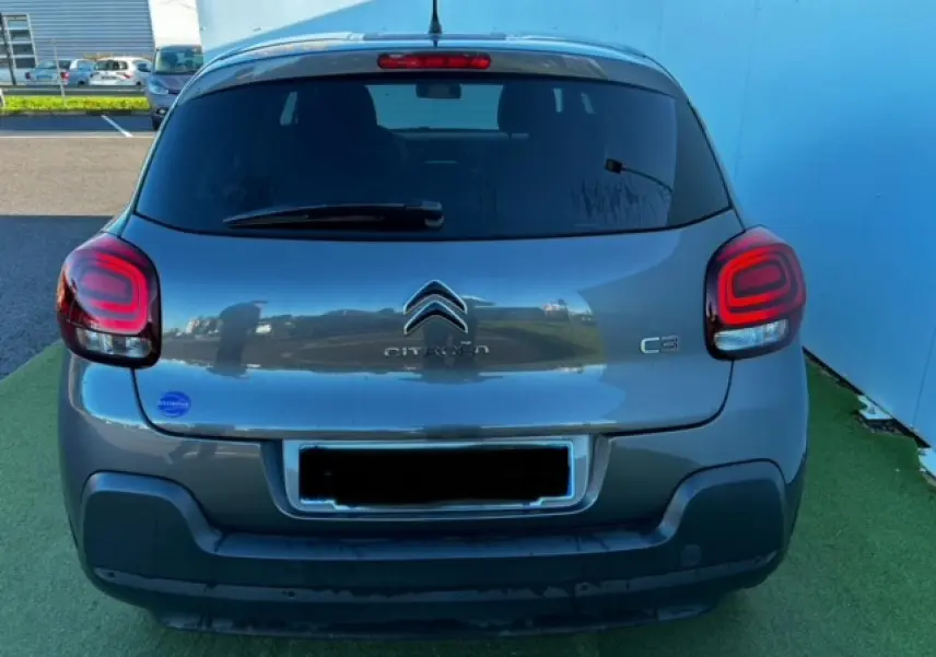 Vue arrière d'une Citroën C3 gris foncé avec feux arrière à effet 3D et logo Citroën bien visible.