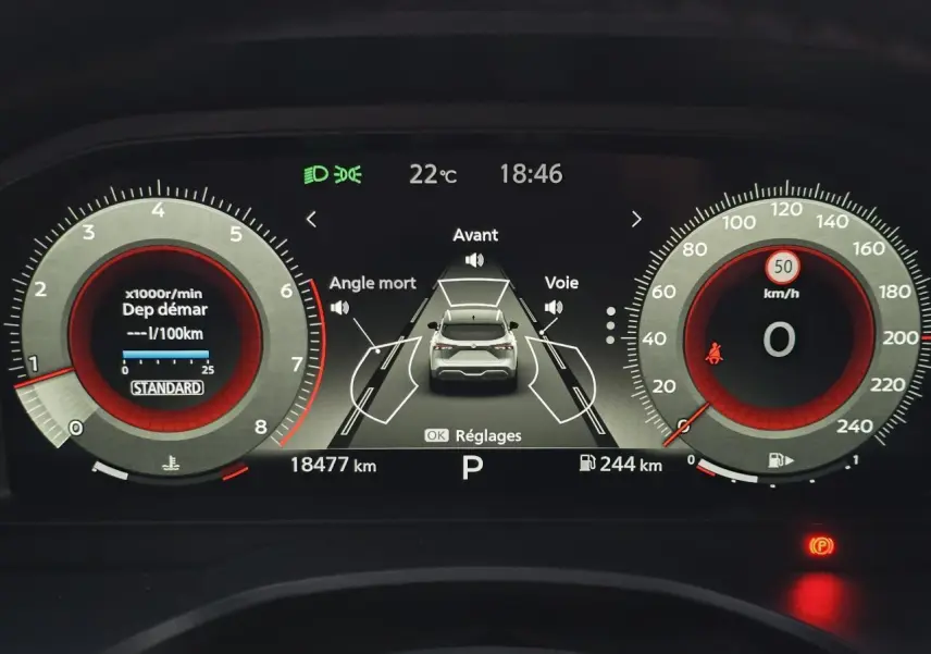 Combiné numérique 12,3" du Nissan Qashqai gris silver 2024 affichant la vitesse, régime et alertes de conduite.