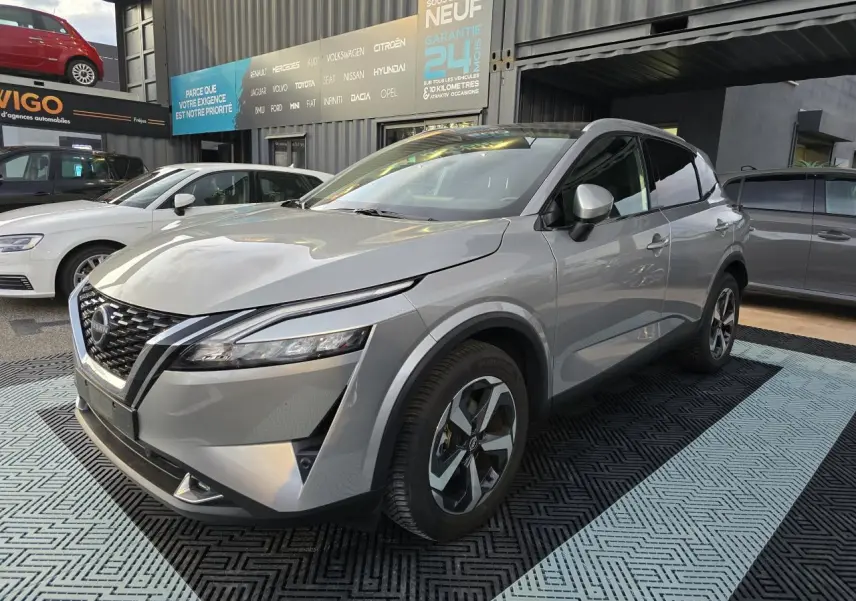 Nissan Qashqai III gris silver en 3/4 avant droit, avec jantes alliage 18 pouces et calandre V-Motion distinctive.