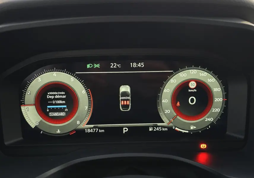 Combiné d'instrumentation numérique du Nissan Qashqai 2024 affichant vitesse, régime, température et indicateurs au tableau de bord.