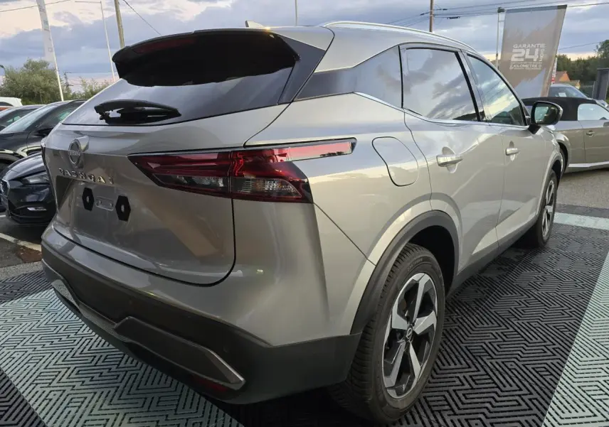 Vue 3/4 arrière droite du Nissan Qashqai gris silver 2024 avec feux LED et jantes alliage 18 pouces.