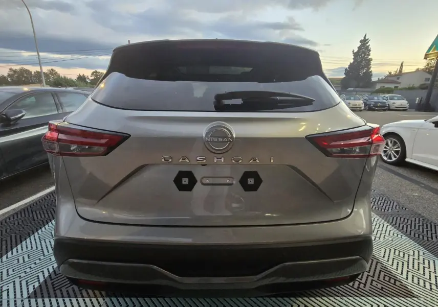 Vue arrière du Nissan Qashqai gris silver 2024 avec feux LED et hayon électrique sans plaque visible.