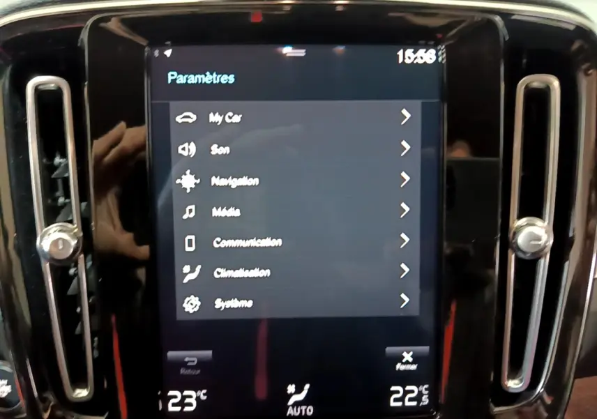 Écran tactile central du tableau de bord noir du Volvo XC40 Recharge T4 Business, affichant le menu des paramètres.