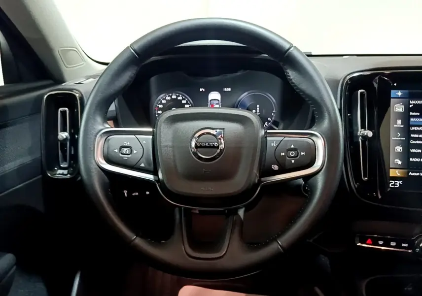 Volant en cuir noir de Volvo XC40 Recharge T4 2020 vu de face avec tableau de bord numérique et écran tactile latéral.