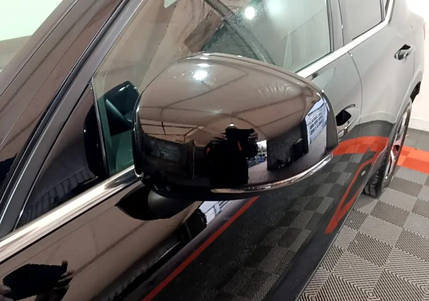 Gros plan sur le rétroviseur côté gauche noir brillant du Volvo XC40 Recharge T4 211 DCT7 Business 2020.