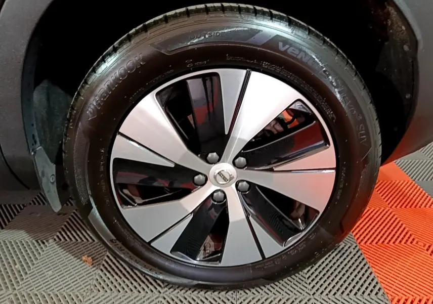 Gros plan sur la roue avant droite noire et argentée du Volvo XC40 Recharge T4 Business 2020.