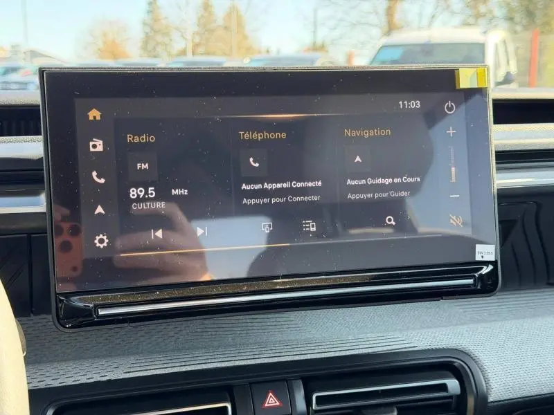 Écran tactile central affichant radio, téléphone et navigation dans l’habitacle du Citroën C3 Aircross 2026.