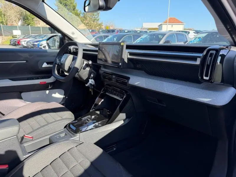 Vue intérieure côté conducteur du Citroën C3 Aircross 2026, tableau de bord moderne avec écran tactile central.