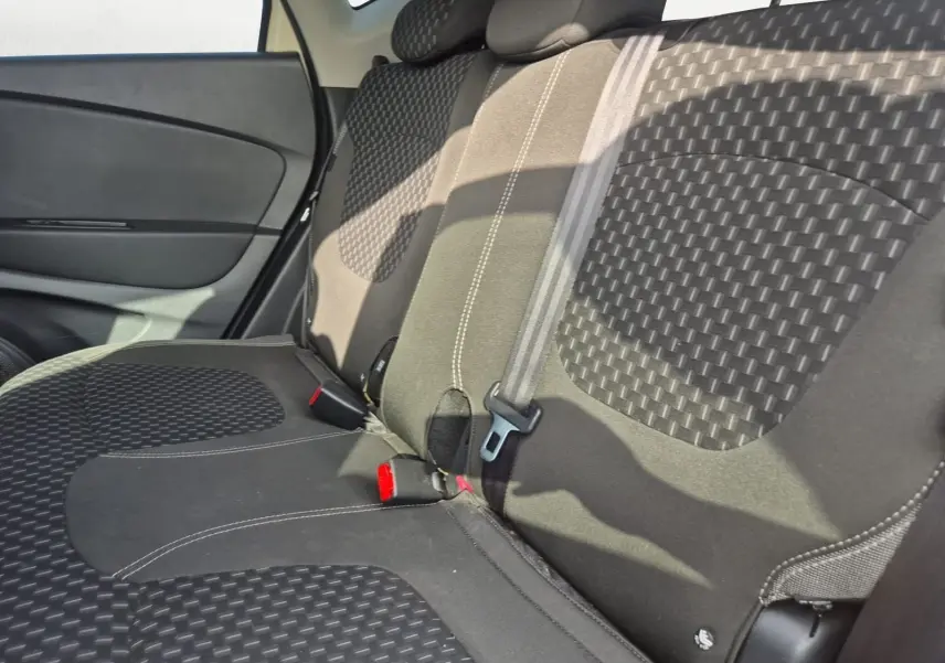 Vue intérieure côté droit des sièges arrière en tissu noir à motifs géométriques dans un Renault Captur beige/marron 2018.