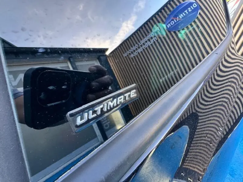 Gros plan sur l’inscription Ultimate sur la porte côté gauche d’une Volkswagen Scirocco noir intense.