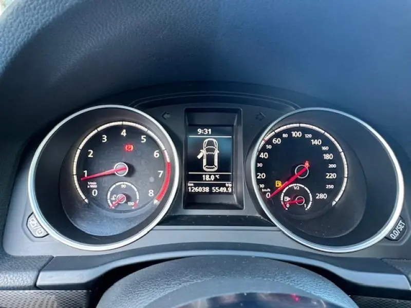 Gros plan sur le tableau de bord noir du Volkswagen Scirocco 1.4 TSI, affichant compte-tours, vitesse et écran central digital.